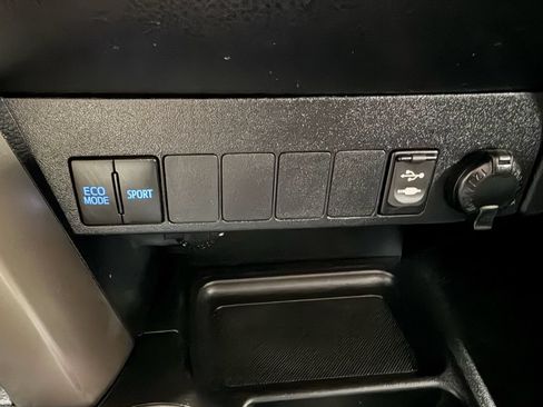 Used 2013 Toyota RAV4 XLE AWD/4WD image 9