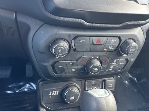 Used 2021 Jeep Renegade Latitude w/ Convenience Group image 20