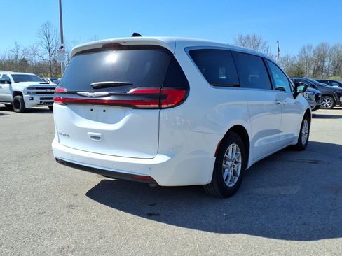 Used 2024 Chrysler Pacifica Touring-L FWD image 13