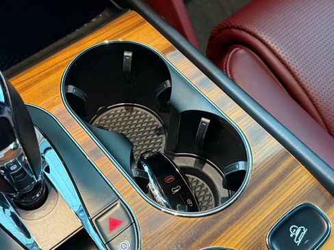 Used 2019 Bentley Bentayga image 28