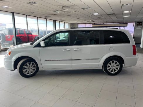 Used 2016 Chrysler Town & Country Touring image 4