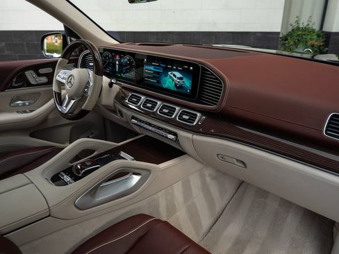 Used 2023 Mercedes-Benz Maybach GLS 600 4MATIC image 2