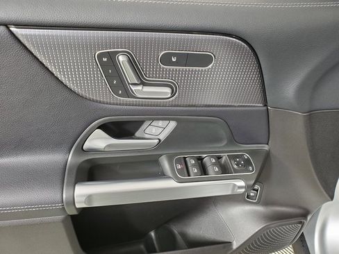 Used 2021 Mercedes-Benz GLB 250 4MATIC image 16