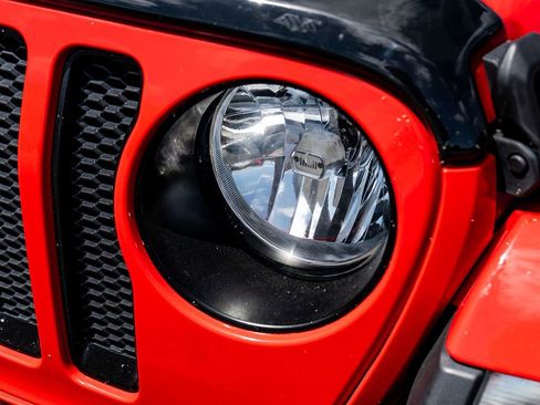 Used 2021 Jeep Wrangler Unlimited Sahara w/ Uconnect 4C Nav & Sound Group image 8