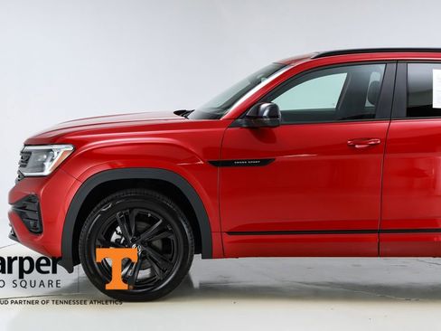 Used 2025 Volkswagen Atlas Cross Sport SEL R-Line image 3