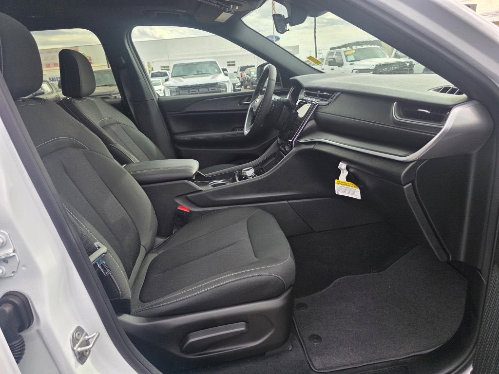 Used 2026 Jeep Grand Cherokee L 2WD image 12