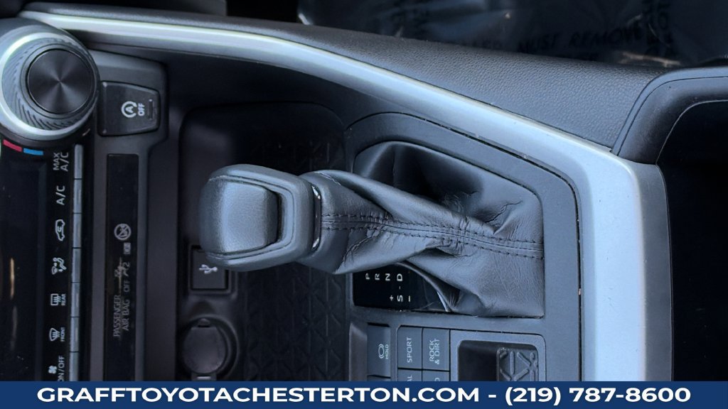 Used 2022 Toyota RAV4 LE w/ Carpet Mat Package (TMS) AWD/4WD image 17