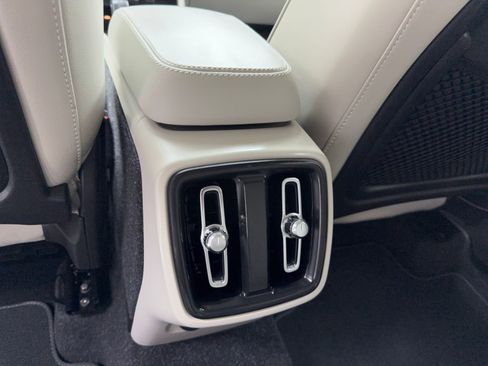 Used 2019 Volvo XC40 T4 Momentum image 40