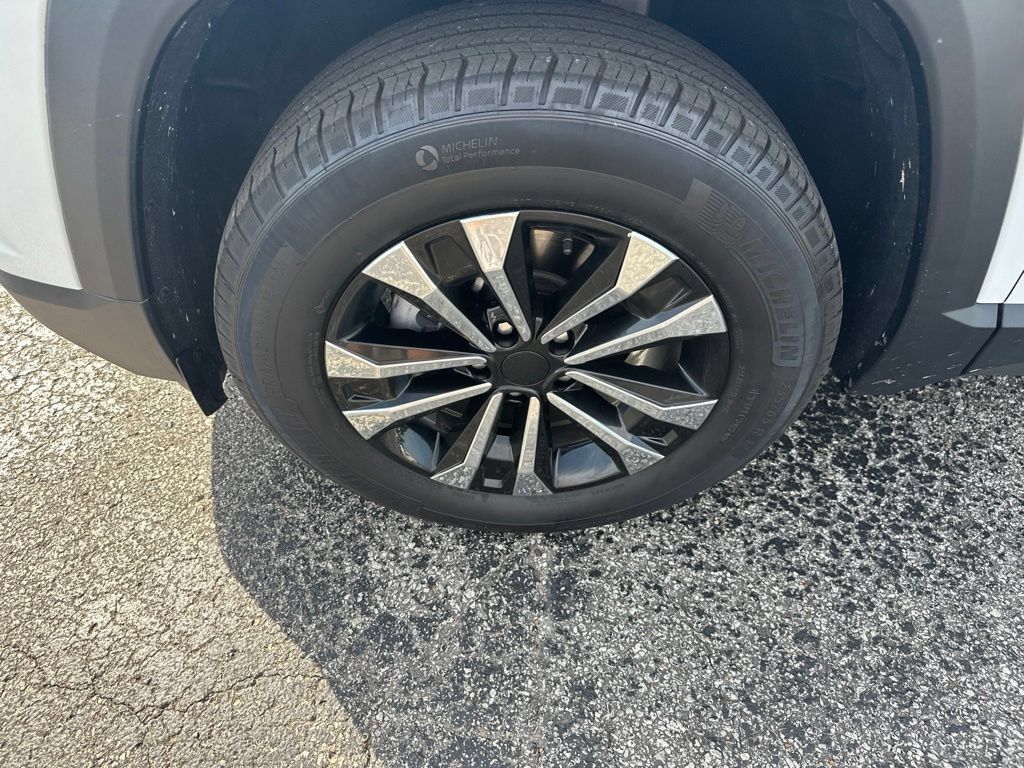 Used 2025 Chevrolet Equinox LT AWD/4WD image 9