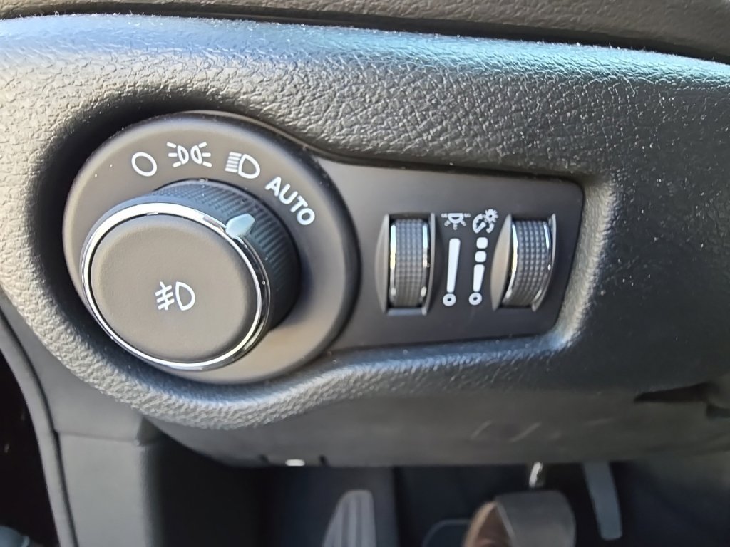 Used 2025 Chrysler Pacifica Select FWD image 28