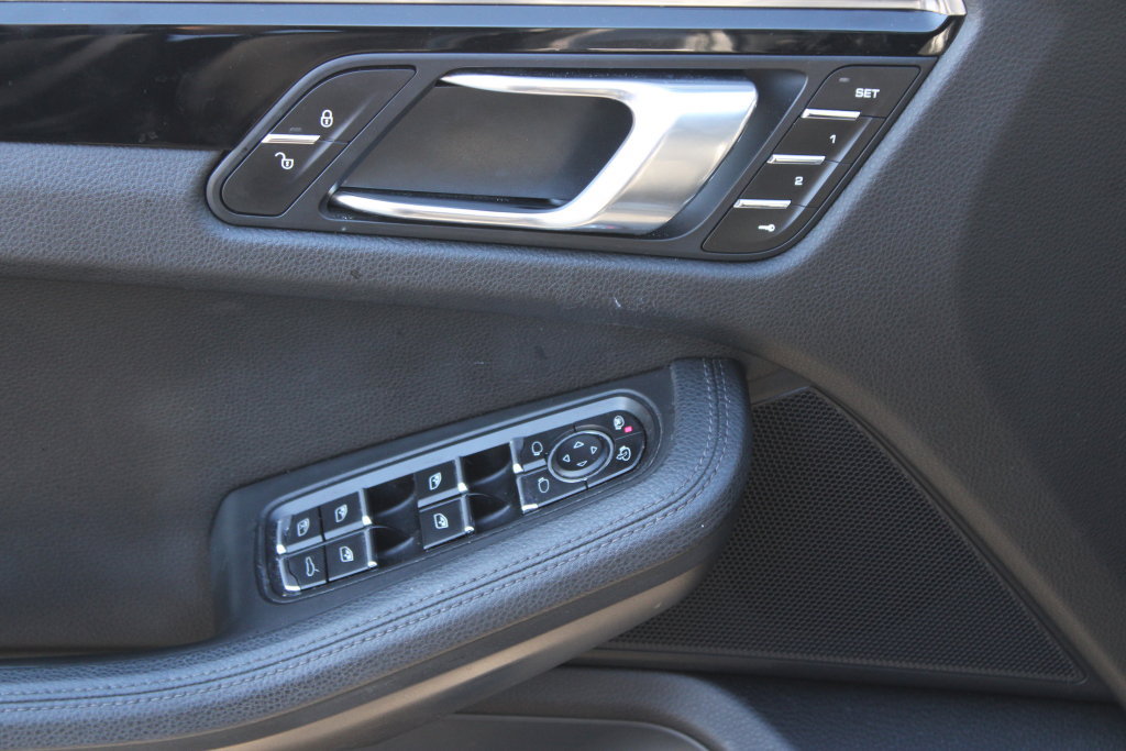 Used 2015 Porsche Macan S AWD/4WD image 32
