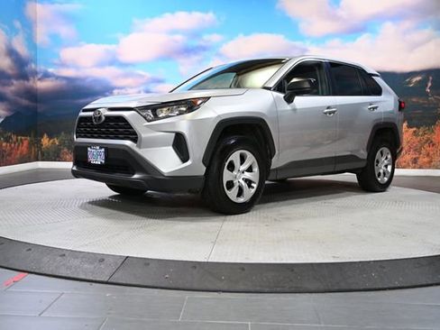 Used 2022 Toyota RAV4 LE image 3