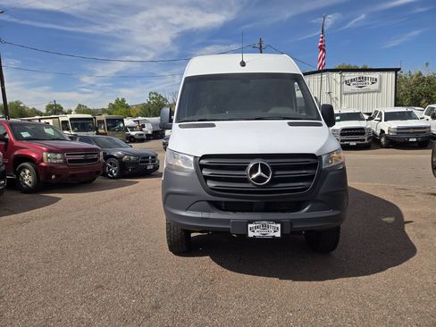 Used 2024 Mercedes-Benz Sprinter 2500 image 3