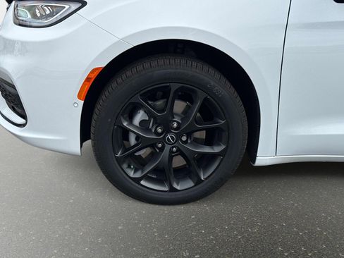 New 2026 Chrysler Pacifica Limited AWD/4WD image 11