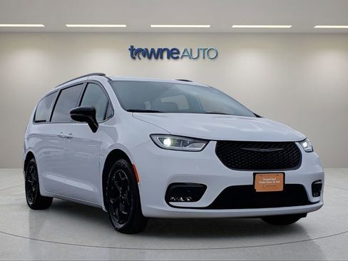 Used 2024 Chrysler Pacifica Premium image 7