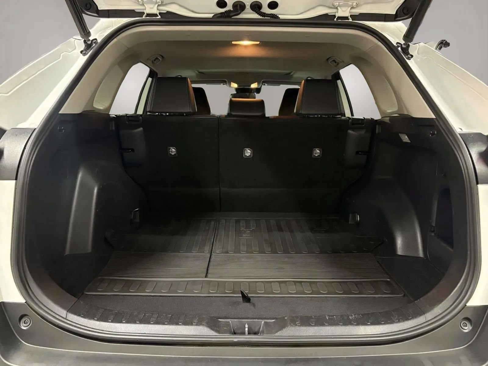 Used 2019 Toyota RAV4 XLE Premium w/ Cold Weather Package AWD/4WD image 15