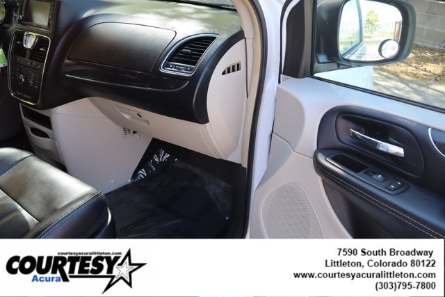 Used 2015 Chrysler Town & Country Touring FWD image 32