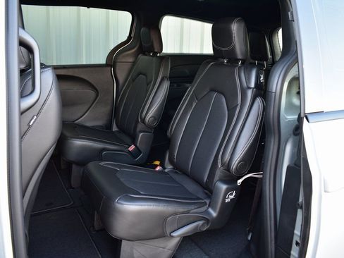 New 2026 Chrysler Pacifica Select w/ S Appearance Package FWD image 18