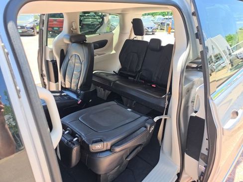 Used 2017 Chrysler Pacifica Touring-L FWD image 25