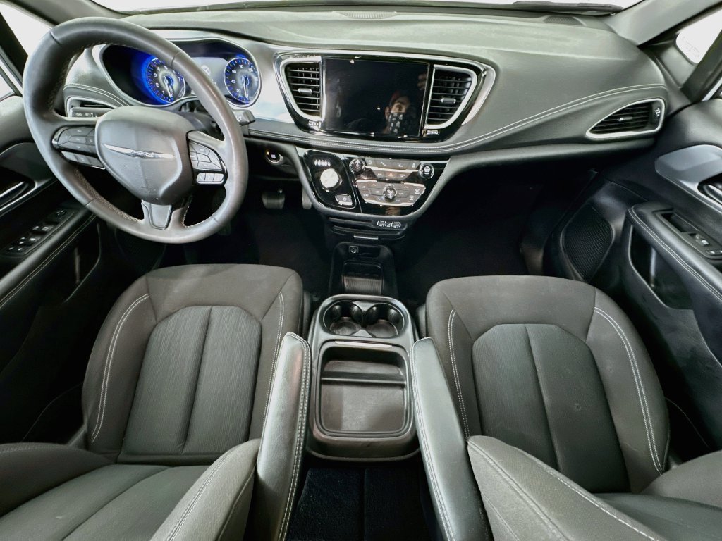Used 2023 Chrysler Pacifica Touring FWD image 10