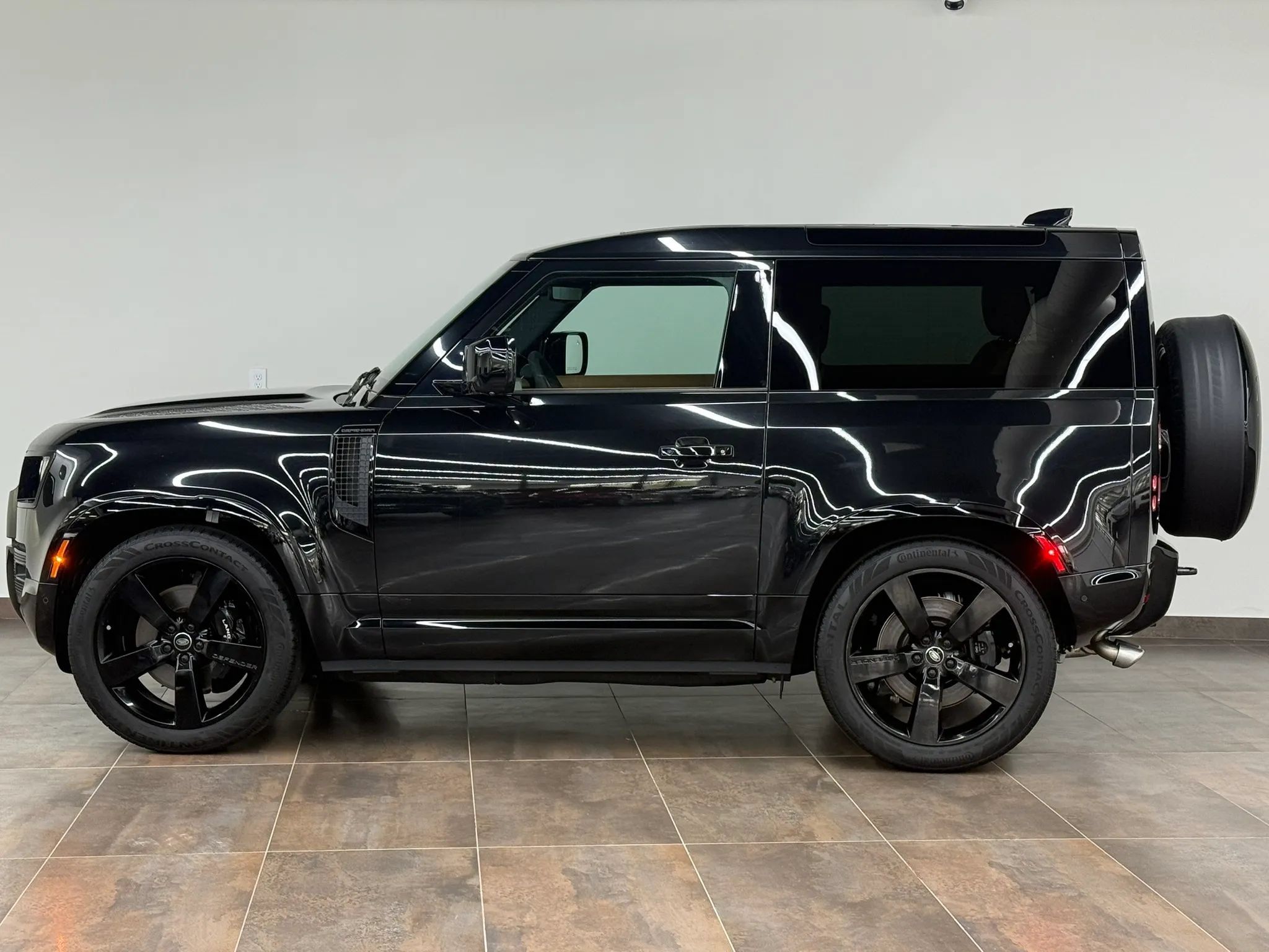 Used 2024 Land Rover Defender 90 V8 AWD/4WD image 3