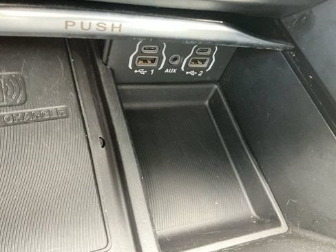 Used 2023 Chrysler Pacifica Limited w/ Uconnect Theater Family Group FWD image 20