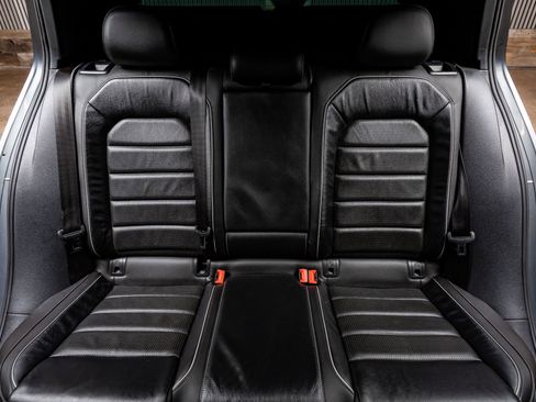 Used 2018 Volkswagen Golf R 4-Door image 30