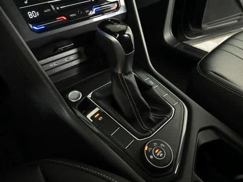 Used 2024 Volkswagen Tiguan SE w/ Panoramic Sunroof Package image 28