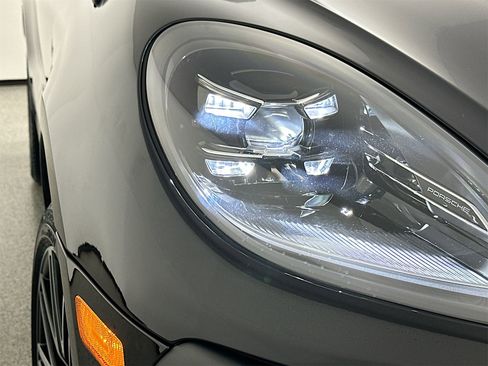 Certified 2025 Porsche Macan image 31