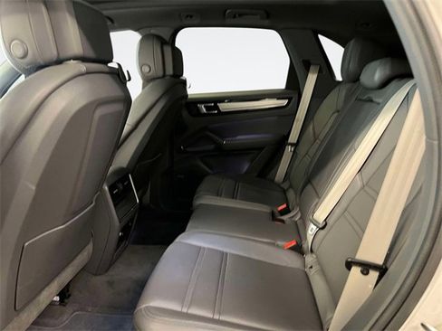 Used 2022 Porsche Cayenne Platinum Edition image 12