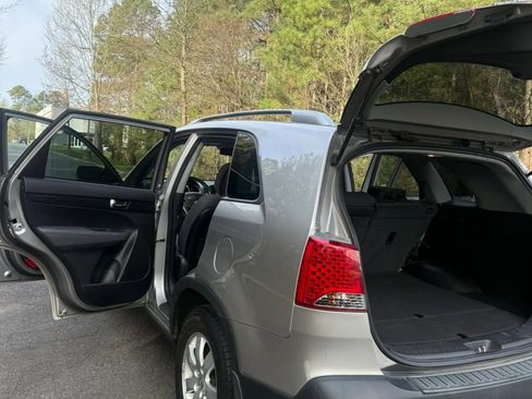 Used 2013 Kia Sorento LX w/ Convenience Pkg image 10