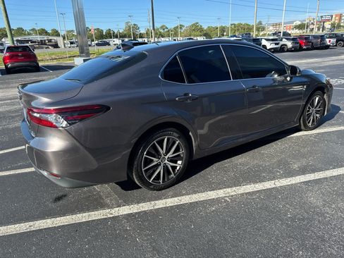 Used 2022 Toyota Camry XLE FWD image 3