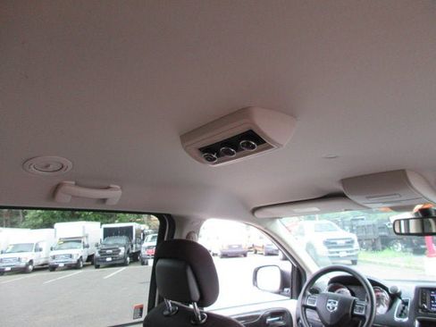 Used 2019 Dodge Grand Caravan SE FWD image 31
