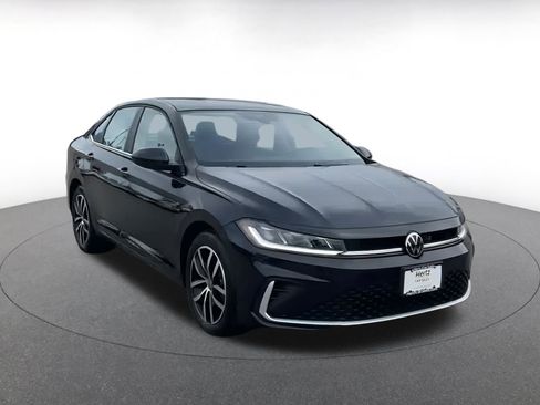 Used 2025 Volkswagen Jetta SE image 3