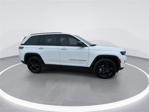 Used 2023 Jeep Grand Cherokee Limited w/ Black Appearance Package image 13