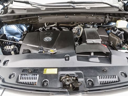Used 2017 Toyota Highlander XLE image 25
