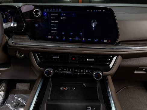 Used 2025 Chevrolet Suburban Z71 w/ Comfort Package image 24