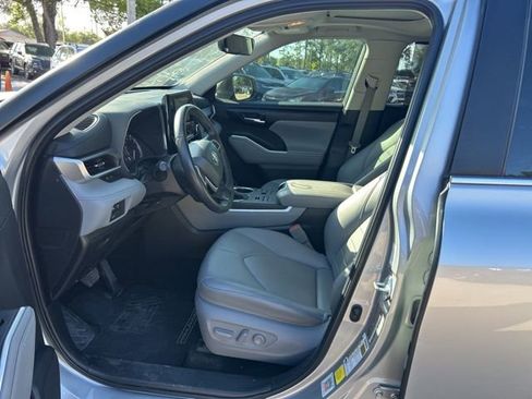 Used 2024 Toyota Highlander XLE AWD/4WD image 5