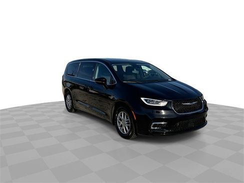 Used 2024 Chrysler Pacifica Touring-L image 2