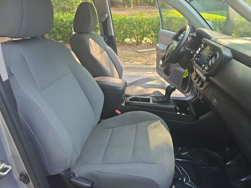Used 2020 Toyota Tacoma SR w/ SR Convenience Package RWD image 10