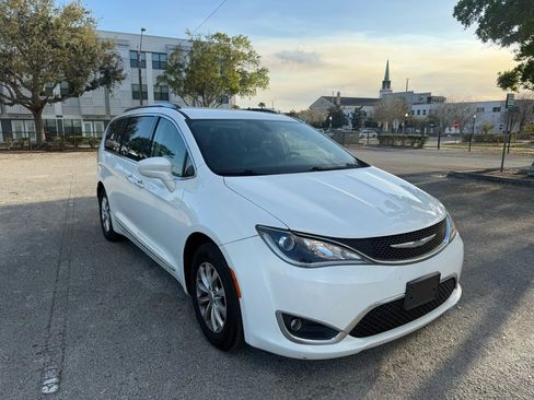 Used 2018 Chrysler Pacifica Touring-L FWD image 1