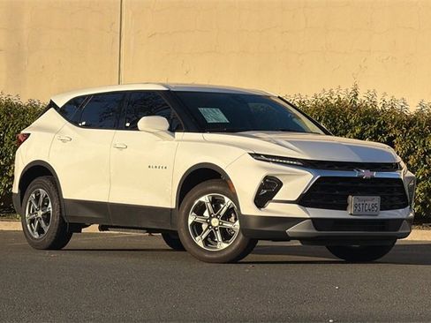 Used 2024 Chevrolet Blazer LT image 2