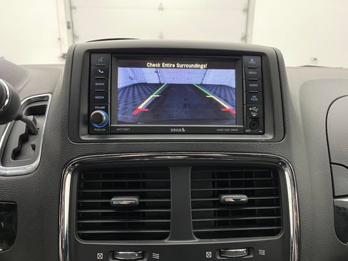 Used 2016 Dodge Grand Caravan SE FWD image 4