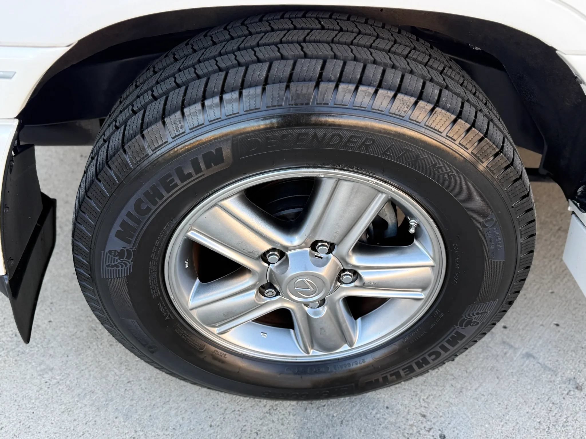 Used 2006 Lexus LX 470 4WD w/ Preferred Accessory Pkg image 28