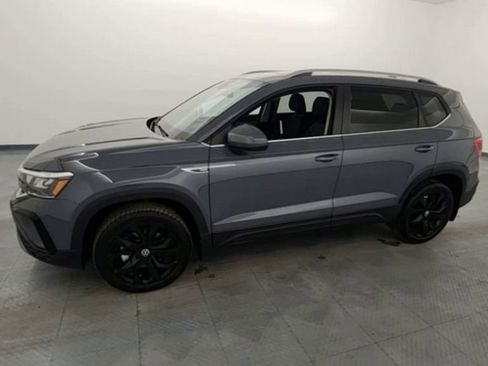 Used 2024 Volkswagen Taos SE w/ Panoramic Sunroof Package image 4