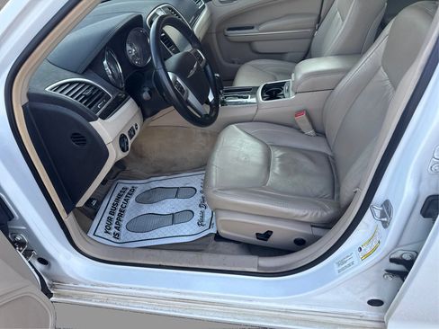 Used 2011 Chrysler 300 Limited RWD image 10