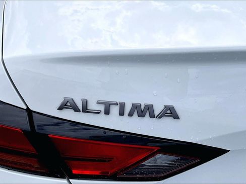 Used 2025 Nissan Altima 2.5 SV FWD image 8