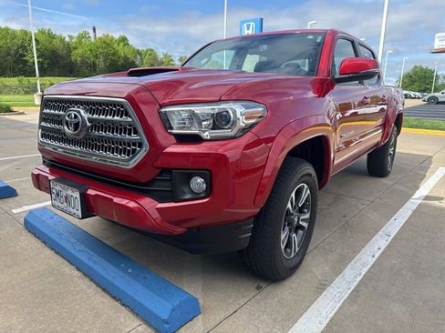Used 2017 Toyota Tacoma TRD Sport AWD/4WD image 2