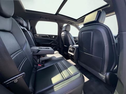 Used 2020 Porsche Cayenne image 24
