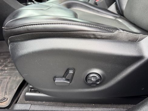 Used 2019 Jeep Cherokee Latitude Plus AWD/4WD image 18
